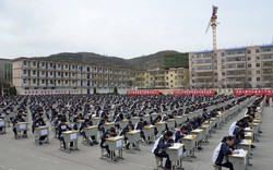  1.700 học sinh đội nắng làm bài thi giữa sân trường