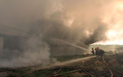 TP.HCM: Cháy xưởng bông náo loạn cả khu dân cư