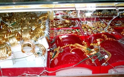 Trộm đột nhập tiệm vàng “nẫng” tiền tỷ trong đêm