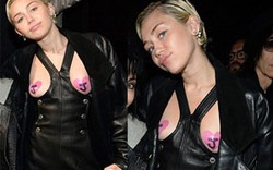 Miley Cyrus mặc váy khoét ngực kỳ cục
