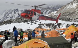 Video: Lở tuyết san phẳng khu trại leo núi Everest