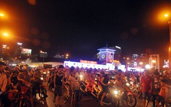 TPHCM: Hàng ngàn người chờ xem pháo hoa, đường phố ùn ứ