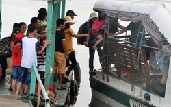 Quảng Ninh: Liều lĩnh bế cả trẻ con &#34;đi tắt&#34; lên tàu thủy