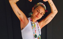 Miley Cyrus chạy theo trào lưu nhuộm lông nách hồng