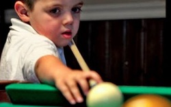 Video: Thần đồng 5 tuổi chơi bi-a siêu đẳng