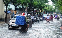 Mưa ngập đường phố, người Sài Gòn vẫn thấy… sướng