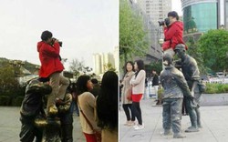 TQ: Người phụ nữ ngồi lên đầu tượng lính để chụp ảnh