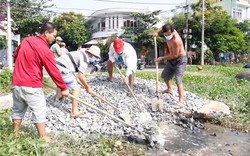 Đà Nẵng: Không chịu nổi mùi, người dân tự lấp cống xả thải 