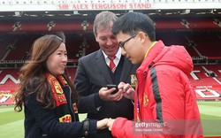 CĐV Thái Lan cầu hôn bạn gái ngay trên sân Old Trafford