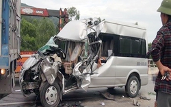 Ô tô 16 chỗ húc xe tải, 1 người chết, 7 người bị thương