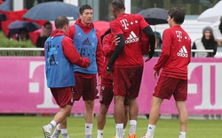 Chùm ảnh: Sao Bayern biến sân tập thành… võ đài