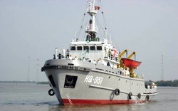 Tàu Hải quân cứu tàu cá bị nạn trên biển Hoàng Sa
