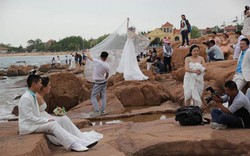 Hàng trăm cặp đôi đổ xô chụp ảnh cưới trong ngày “anh yêu em“