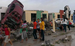 Mexico: Vòi rồng cuốn ô tô lên nóc nhà, 13 người chết