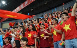 Du học sinh Việt nhuộm đỏ khán đài giải bóng chuyền nữ 2015