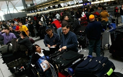 Đề xuất khám người nhân viên bốc xếp hành lý sân bay