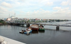 Sà lan kẹt cứng dưới cầu qua sông Sài Gòn