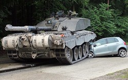 Đức: Thiếu nữ thoát chết khi lao ô tô vào xe tăng