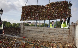 45 tấn khóa tình yêu ở Pháp bị phá bỏ 