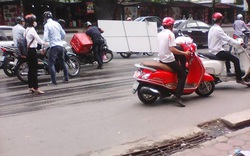 Hà Nội: Xe cứu hộ khiến hàng chục xe máy “vồ ếch”