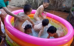 Nắng nóng, phụ huynh rinh “bể bơi tận nhà” cho con
