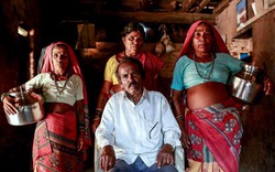 Đàn ông Ấn Độ cưới thêm vợ chuyên xếp hàng gánh nước