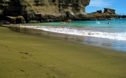 Bãi biển kỳ lạ xanh màu lá cây như thiên đường ở Hawaii