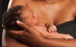 Bé trai đầu tiên thế giới chào đời từ mô buồng trứng của mẹ khi chưa dậy thì