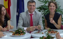Đại sứ Australia: “Thật tuyệt vời khi ăn vải Việt Nam!”