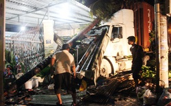 Xe container tông sập tường 2 nhà dân ở Sài Gòn