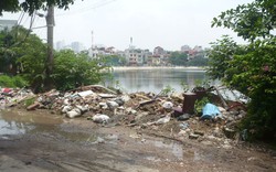 Rác thải đổ bừa bãi ở bờ hồ giữa khu đô thị