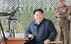 Kim Jong-un hào hứng dõi theo nữ phi công luyện tập