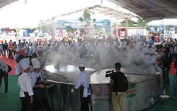 300 đầu bếp chinh phục siêu lẩu lớn nhất Việt Nam