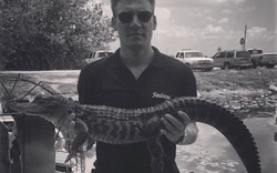 Nicklas Bendtner dùng tay không bắt cá sấu
