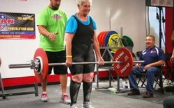 Kinh ngạc cụ bà 78 tuổi nâng tạ nặng 102kg