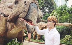 Nathan Lee ăn mừng MV triệu view tại công viên khủng long