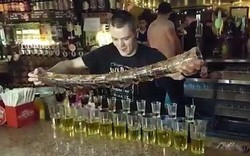 Video: Nhân viên quầy bar làm xiếc với những chiếc cốc