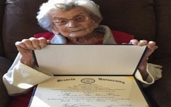 Bà cụ 102 tuổi được cấp bằng tốt nghiệp sau hơn 60 năm chờ đợi