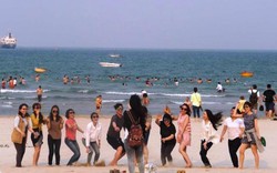 Nắng gần 40 độ C, dân Đà Nẵng đổ xô ra biển "giải nhiệt"