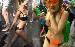 Bikini, soóc ngắn đẫm nước ngập tràn phố Thái Lan