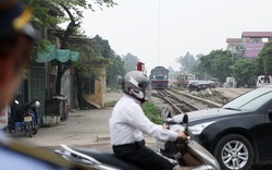 Cận cảnh những pha lách rào chắn, cắt mặt tàu hỏa ở Hà Nội