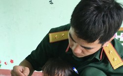 Quảng Ngãi: Bộ đội góp lương nấu cháo thịt cho trẻ em "còm"