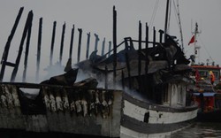 Dùng lửa khò sơn, đốt rụi tàu du lịch gần chục tỷ trên vịnh Hạ Long
