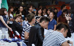 Nhóm nhạc 365 bị hàng trăm fan nữ quây tại Hà Nội