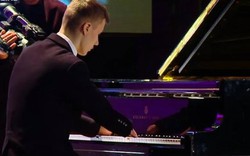 Nghị lực phi thường để thành thần đồng piano của thiếu niên không có ngón tay