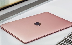 Cận cảnh MacBook màu vàng hồng thời thượng