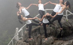 TQ: 6 thiếu nữ xinh đẹp tập yoga chênh vênh bên vực núi