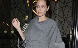 Angelina Jolie lộ thân hình "que củi" dù đã cố giấu