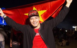 MC Phan Anh hãnh diện giơ cao quốc kỳ tại Brazil