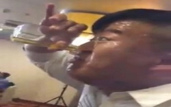 Kinh ngạc: Người đàn ông có khả năng uống bia bằng mũi